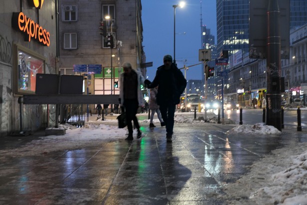 Oblodzone chodniki w Warszawie