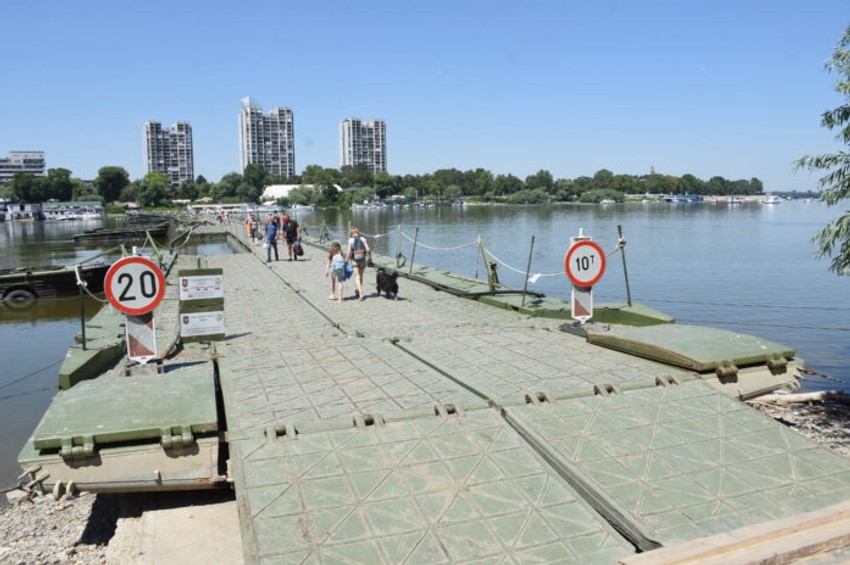 Pontonski most koji spaja Zemun i "Lido"