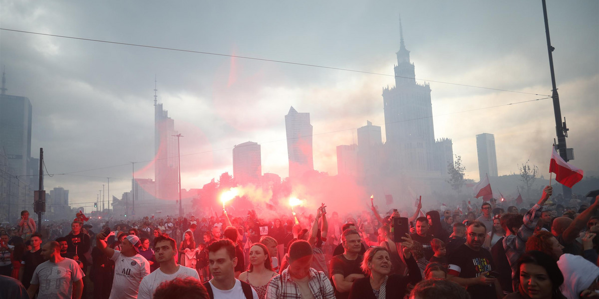 W centrum Warszawy zapłonęły czerwone race, a niebo zaczęło płakać. Co się stało?