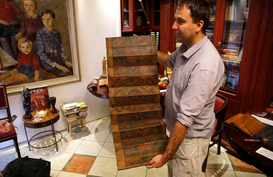 Viktor Lazić pokazuje "strip" - knjigu za nepismene staru 1200 godina 