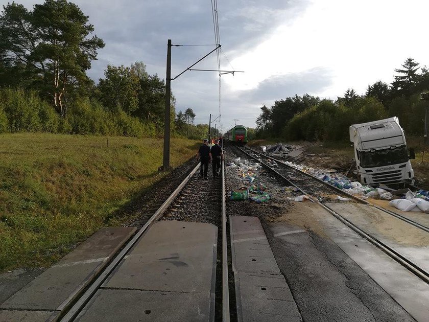 Wypadek na przejeździe kolejowym. Są ranni