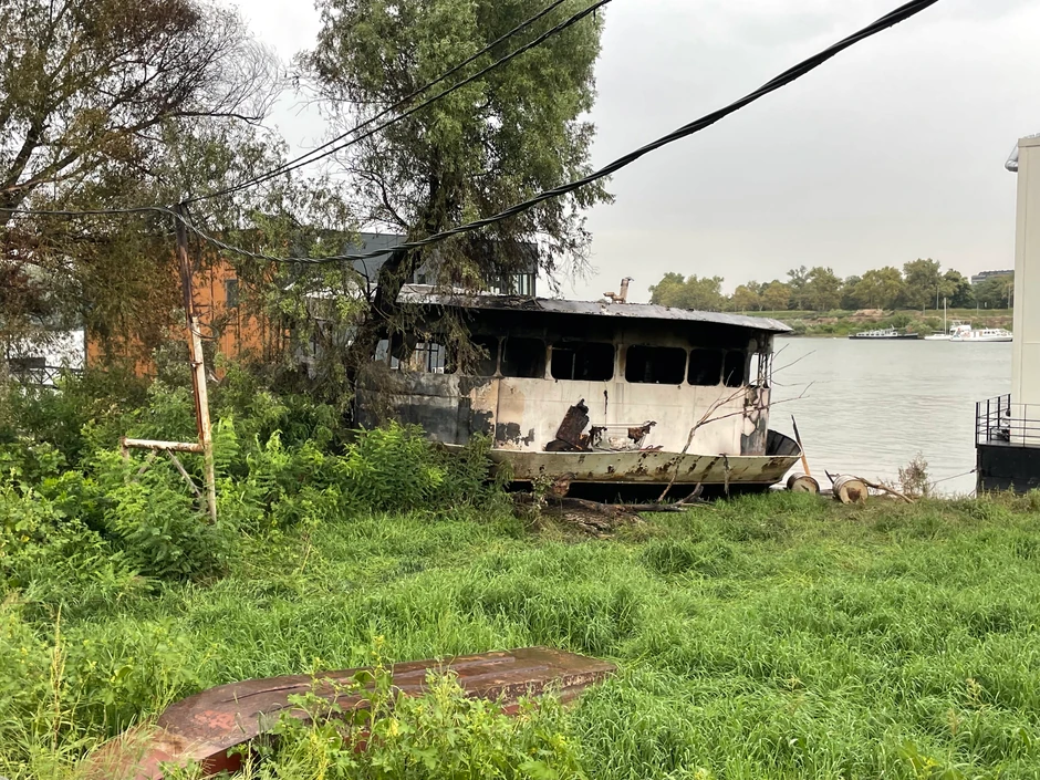 Požar na splavu kod ušća