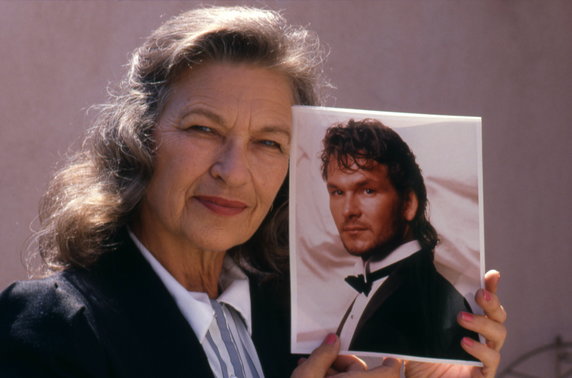 Patsy Swayze, matka aktora, pozująca z jego zdjęciem ok. 1988 r.