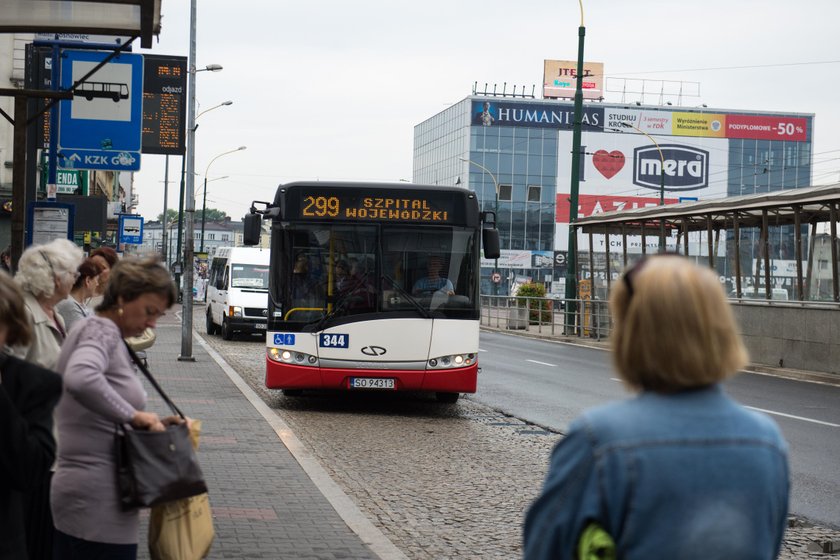 Pasażerowie czekają na nowe autobusy