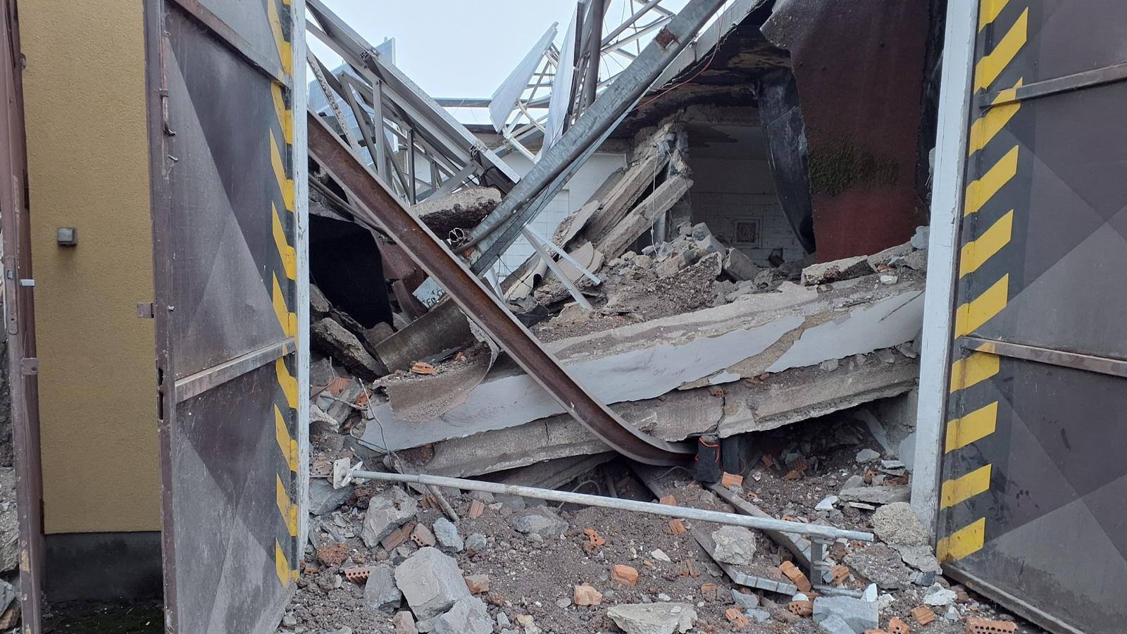 Pád strechy vo Veľkých Kapušanoch.