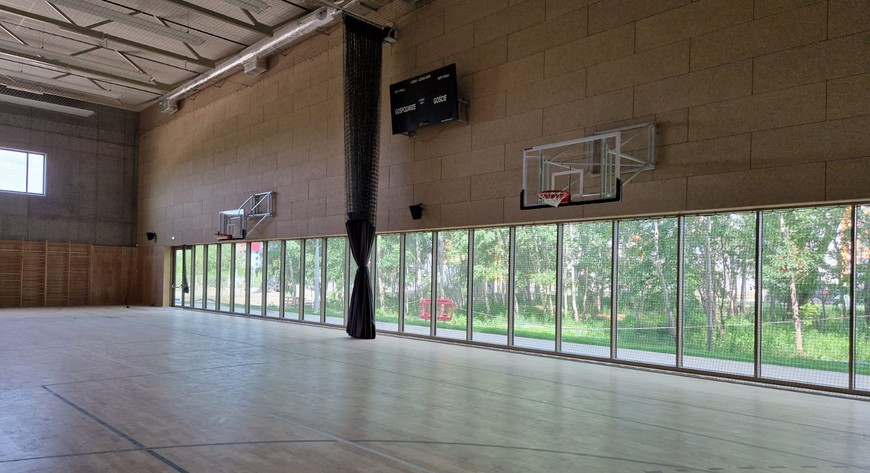Duża sala gimnastyczna w szkole przy ul Cynamonowej