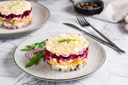 Szuba, czyli tradycyjna sałatka śledziowa. Idealna na "śledziki" oraz święta [PRZEPIS]