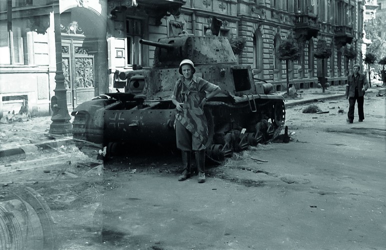 23 sierpnia, Śródmieście Południowe. Spalony czołg przy ulicy Piusa XI (obecnie Piękna) (fot. Wacław Loth/Muzeum Powstania Warszawskiego)