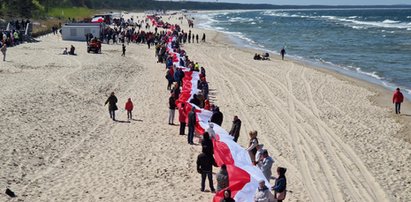 W Międzyzdrojach pobito rekord! Na plaży rozwinięto najdłuższą flagę narodową w Polsce