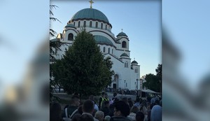 Nikolina Kovač ispred Hrama Svetog Save