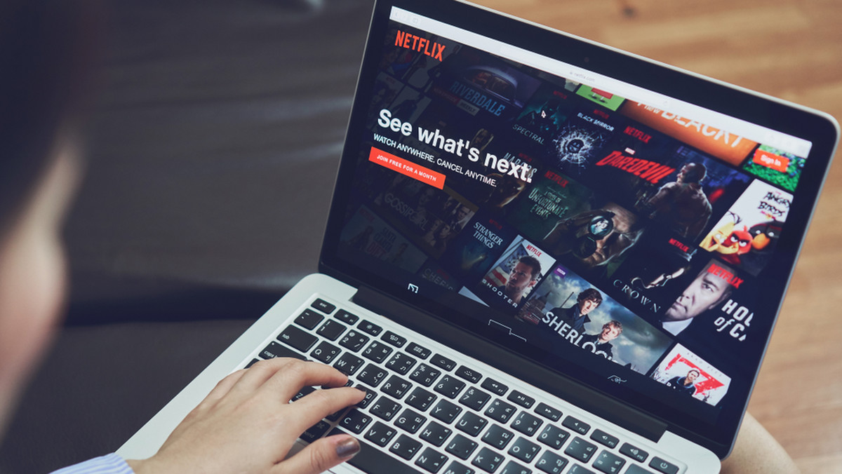 Nowa internetowa wtyczka "Language Learning with Netflix" cieszy się popularnością i już wkrótce może być prawdziwą rewolucją w nauce obcych języków. Oglądając seriale na platformie Netflix, wyświetlane są dwa rodzaje napisów — oryginalne i tłumaczone. — Na początku nauki nowego języka, powinno się go słuchać jak najwięcej — przyznaje twórca nowej technologii.