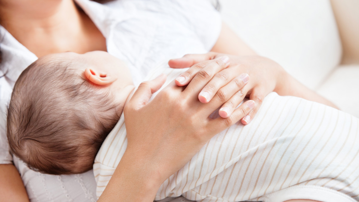 Żaden lekarz nie ma wątpliwości, że karmienie piersią bardzo dobrze wpływa na zdrowie dziecka. Teraz naukowcom udało się wykazać pewną prawidłowość między pierwszą kąpielą noworodka, a kamiernią piersią. O co chodzi?