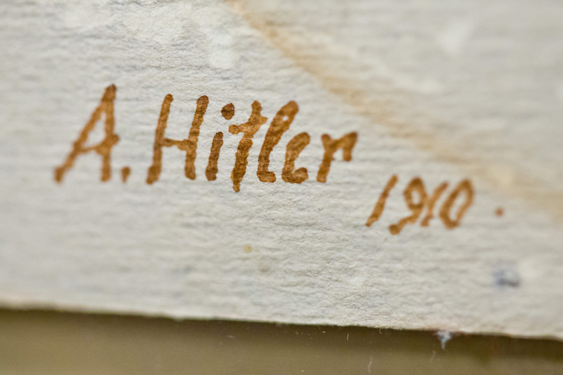 Inny z obrazów Adolfa Hitlera, przedstawiający bukiet kwiatów, nosi wyraźny podpis i datę. Dzieło to powstało w czasie, gdy młody Hitler, pozbawiony środków do życia, radykalizował się i coraz mocniej interesował polityką/B>. Wkrótce zacznie tworzyć podwaliny pod nową partię, która w 1933 roku przejmie władzę w Niemczech...