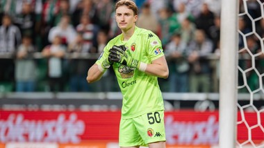 bramkarz jagiellonii przed meczem czyta pismo święte. imprezy i zabawa są mu obce