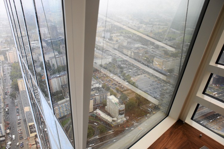 Wszystkie windy, które docierają na najwyższe piętra osiągają prędkość 6 metrów na sekundę, umożliwiają także kontrolę celu dzięki inteligentnemu systemowi odpowiedzialnemu za działanie wind. Na zdjęciu: Złota 44, widok z apartamentowca Libenskinda (1)