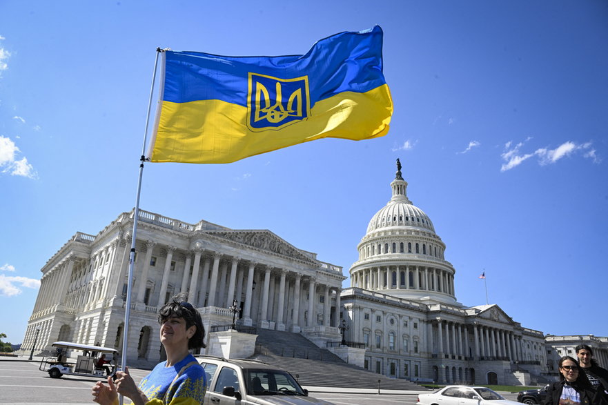 Zwolennicy pomocy Ukrainie przed Kapitolem w dniu głosowania nad ustawą o pomocy zagranicznej w Izbie Reprezentantów USA, 20 kwietnia 2024 r.