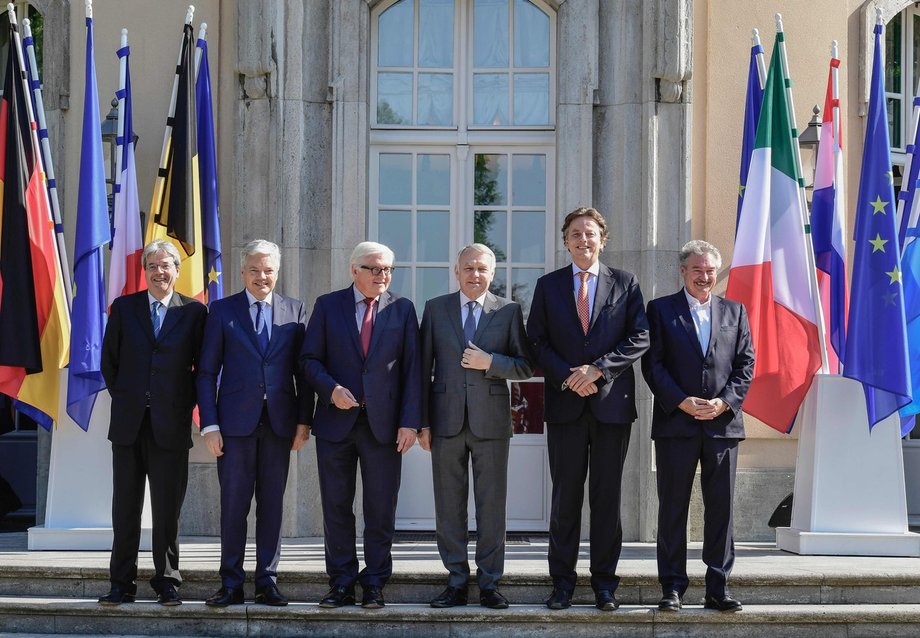 Od lewej: Paolo Gentiloni (Włochy), Didier Reynders (Belgia), Frank-Walter Steinmeier (Niemcy), Jean-Marc Ayrault (Francja), Bert Koenders (Holandia), Jean Asselborn (Luksemburg)