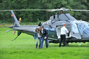 Dominika Kulczyk i Jan Lubomirski wychodzą z helikoptera, 2011 r.