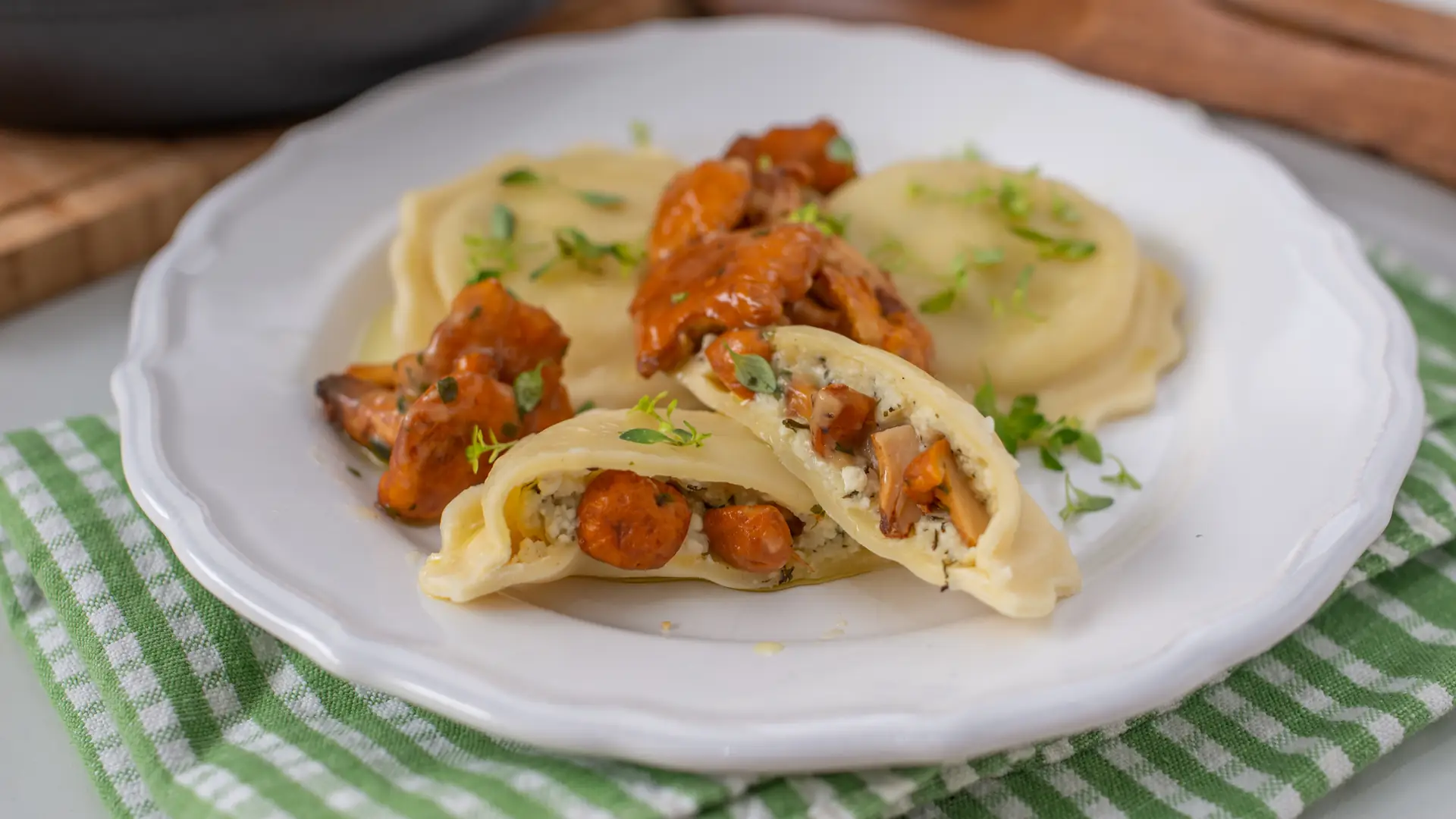 Pierogi z kurkami. Aromatyczny i sycący sposób na obiad, po którym nikt nie będzie głodny