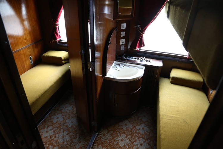 Muzeum Kolejnictwa - Salonka Bieruta, na zdjęciu pomieszczenie sypialne. <br><br>fot.  (mr) PAP/Tomasz Gzell