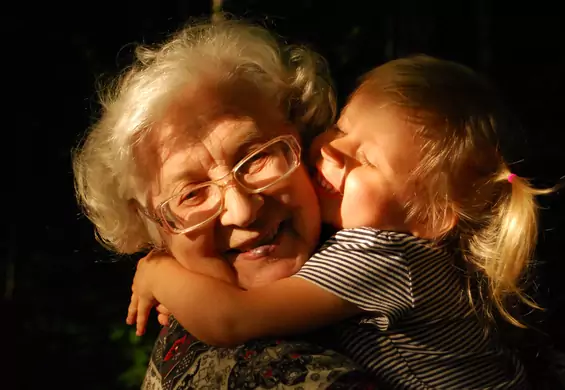 Babcie mogą być bardziej związane z wnukami niż z własnymi dziećmi -  sugerują naukowcy