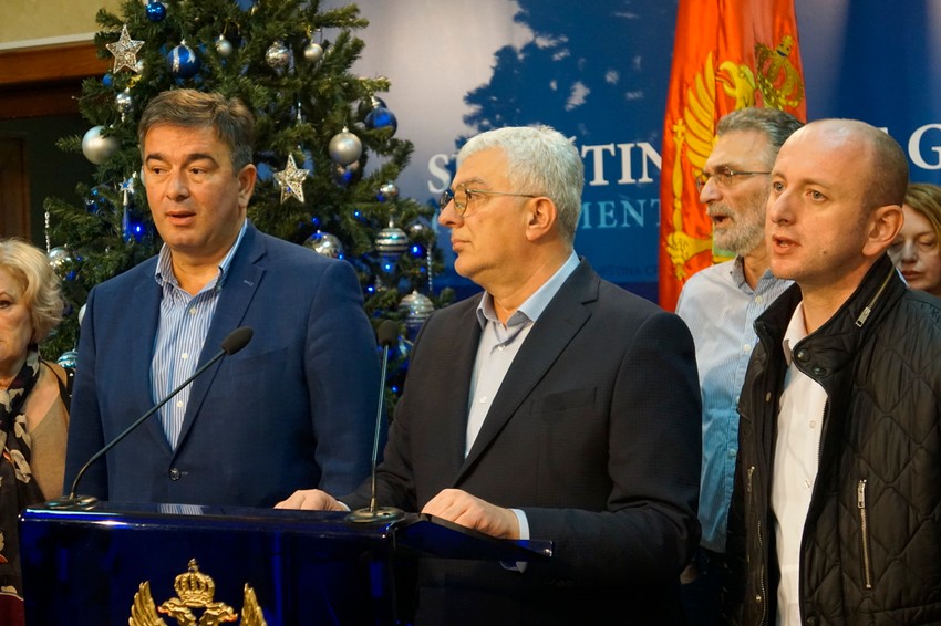 Poslanici Demokratskog fronta (DF) u Skupštini Crne Gore Andrija Mandić (u sredini), Milan Knežević (desno) i Nebojša Medojević (levo) 