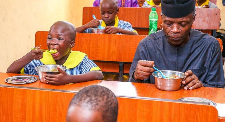 Vice President Yemi Osinbajo dining with beneficiaries of school feeding programmes (FMIC)