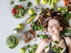 Włosy potrzebują dobrego jedzenia. Oto, co konkretnie im służy