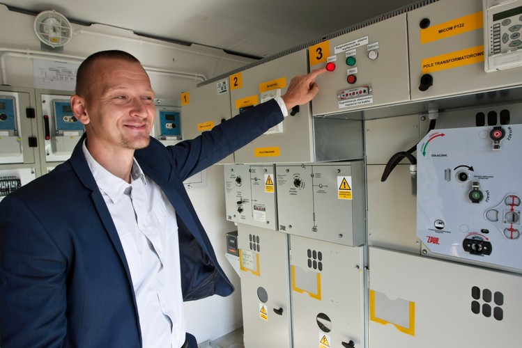 Moc uzyskana z czystej energii w gubińskiej elektrowni pozwala na zasilenie w energię elektryczną około 800 gospodarstw domowych. <br>Na zdjęciu: Prezes zarządu Smart Green Systems Przemysław Waszak, głównego wykonawcy farmy.<br><br>(ukit) PAP/Lech Muszyński