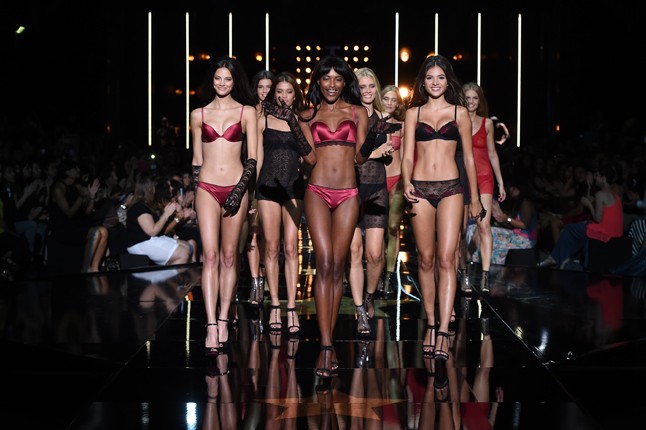 Exkluzív: Interjú a roppant szexi rocksztár-lánnyal, Atlanta de Cadanet-Taylorral