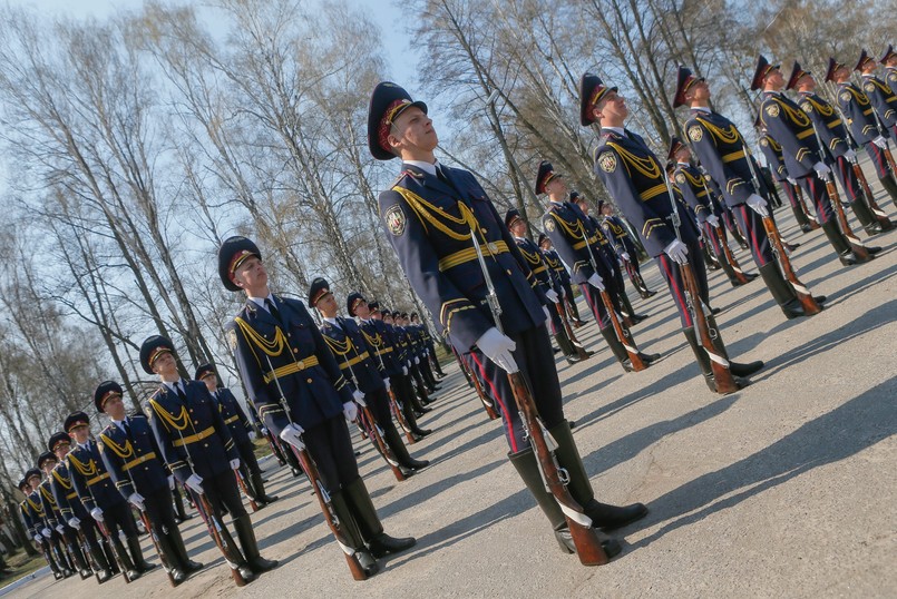 Rekruci Gwardii Narodowej poznają tajniki musztry paradnej