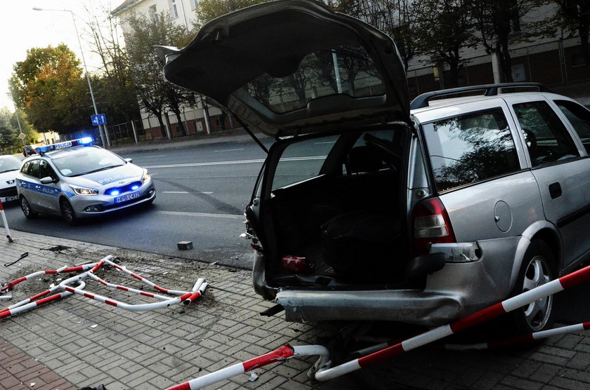 Staranował barierki i wpadł na chodnik