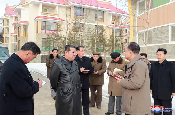 Koreańska Centralna Agencja Prasowa z okazji kontroli przeprowadzanej przez Kim Dzong Una w Samjiyon pokazała nowe zdjęcia miasta, które zbudowano nieopodal granicy z Chinami