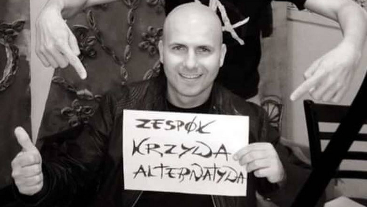 Paweł Sikora zginął w wypadku samochodowym 30 listopada. Muzyk był byłym wokalistą z zespołu Krzywa Alternatywa.