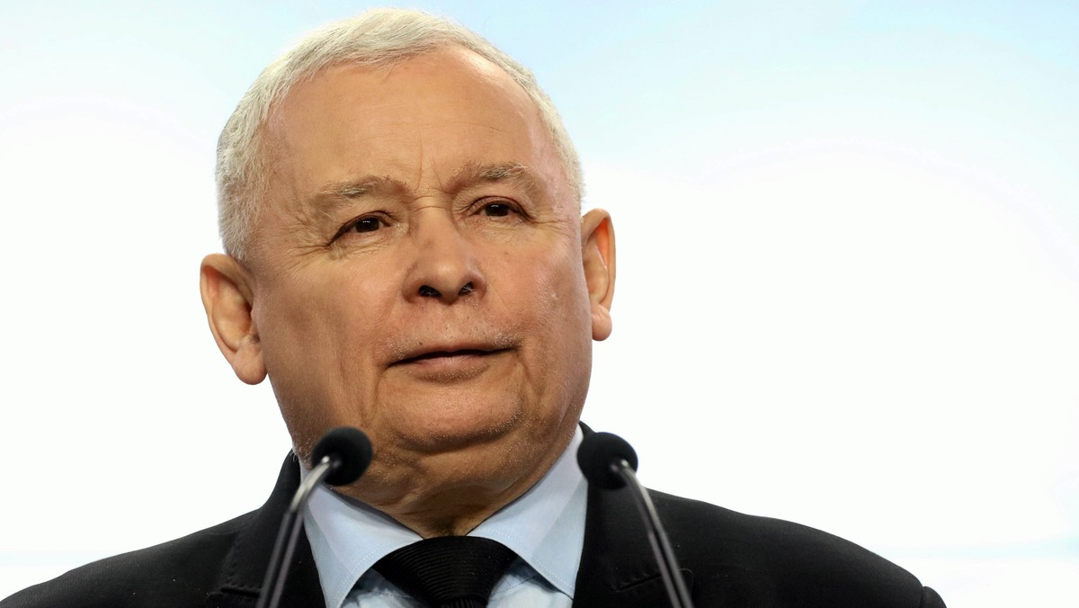 Jarosław Kaczyński zapowiedział w piątek, że osoby pracujące w spółkach Skarbu Państwa nie wystartują w jesiennych wyborach samorządowych. W Poznaniu pod znakiem zapytania stoją kariery polityczne przynajmniej dwóch radnych - Adama Pawlika i Artura Różańskiego, który jest szefem klubu radnych PiS. Oboje zapowiadają, że podporządkują się decyzji partii. Wciąż jednak nie są znane szczegóły decyzji Jarosława Kaczyńskiego.