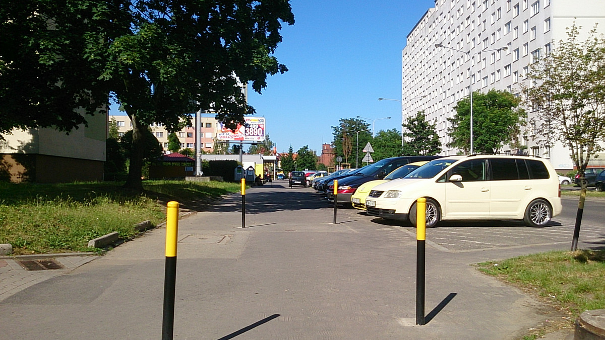 Słupki wbite w chodnik nie znikną z wrocławskiej Różanki. To odpowiedź urzędników na prośby mieszkańców, którzy domagali się usunięcia barier, przez które nie mogą parkować samochodów na chodniku wzdłuż ulicy Bezpiecznej, jak przez ostatnich 30 lat.