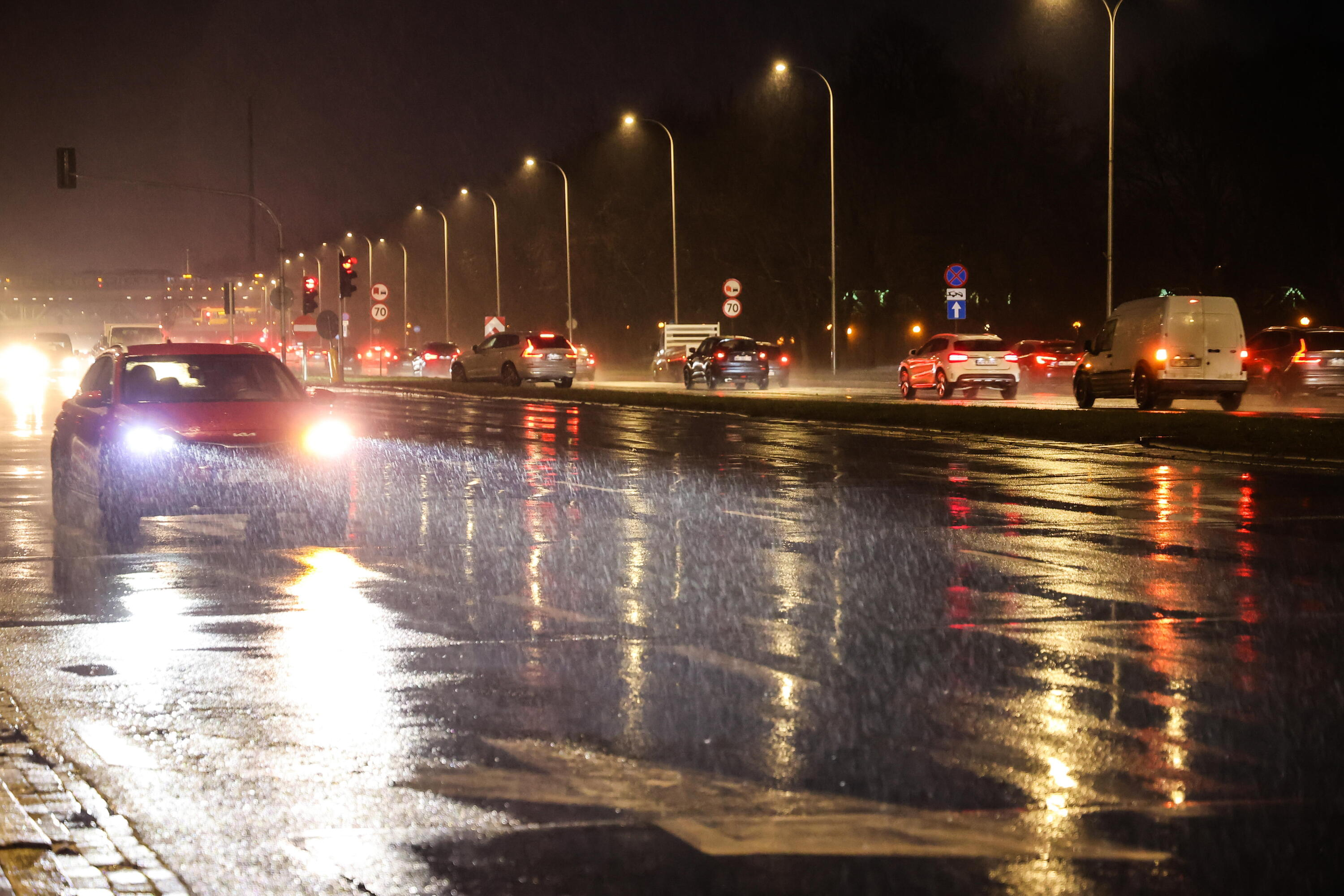 IMGW ostrzega: Gęste mgły dziś wieczorem w 9 województwach
