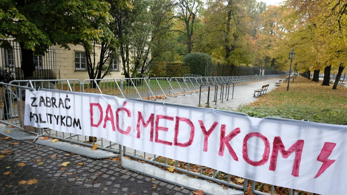 — Przypomnę tylko, że, Białe miasteczko zostało jedynie zawieszone. Nie wykluczamy więc walki o nasze postulaty w formie kolejnego protestu. Czeka nas teraz gorący okres. W tej chwili nie zakładamy protestu. Zobaczymy, co przyniosą negocjacje — zapowiedziała Longina Kaczmarska, wiceprzewodnicząca Ogólnopolskiego Związku Zawodowego Pielęgniarek i Położnych. Swoje niezadowolenie w sprawie tabeli płac wyraził również przewodniczący Ogólnopolskiego Związku Zawodowego Ratowników Medycznych, Piotr Dymon. 