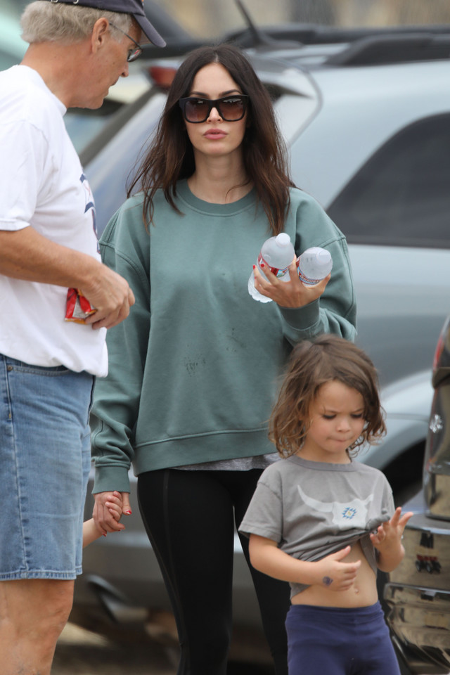 Megan Fox na spacerze z dziećmi. Podobne do mamy?