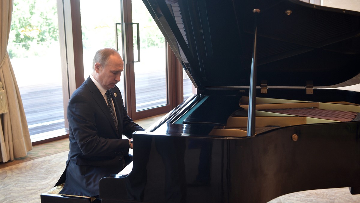 Prezydent Rosji Władimir Putin w nietypowy sposób zaskarbił sobie przychylność chińskich internautów. Stało się tak dzięki nagraniu video, na którym przedstawiono go, gdy gra na fortepianie oczekując na prezydenta Chin.