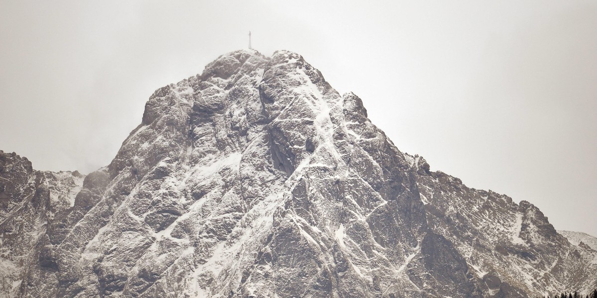 Giewont zimą bywa zdradliwy. Przy złej pogodzie ryzyko gwałtownie rośnie.