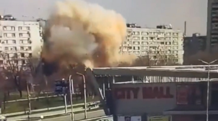 Rakéta csapódott egy zaporizzsjai lakóházba ma délelőtt / Fotó: Twitter