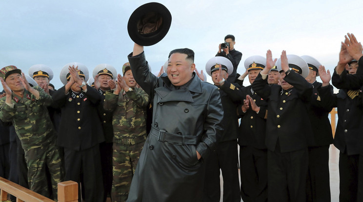 Washington szerint Kim-Dzsong-un (a képen középen) titokban fegyverrel látja el az ukránokkal háborúzó Oroszországot / Fotó: MTI/AP/KCNA/KNS