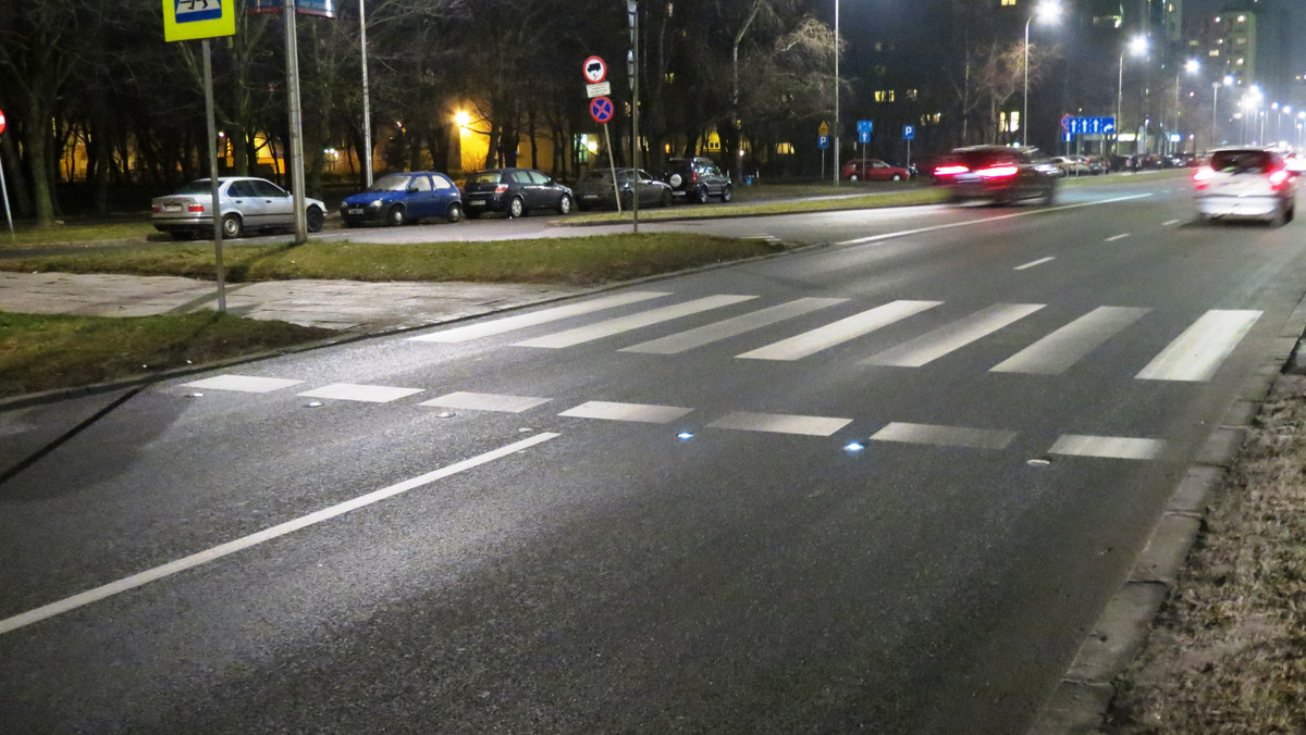 Są widoczne z odległości 300 metrów, działają nawet w skrajnych temperaturach i mają poprawiać bezpieczeństwo pieszych. Stołeczni drogowcy zamontowali na ulicach Warszawy już 160 aktywnych markerów, czyli mrugających światełek, nazywanych "kocimi oczkami". Mają informować kierowców, że zbliżają się do przejścia dla pieszych.