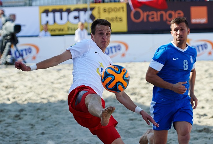 Piłkę wykopuje gracz reprezentacji Polski Bartłomiej Piechnik (L) obok Greka Theofilosa Triantafyllidisa (P) w meczu turnieju Europejskiej Ligi Beach Soccera w Sopocie