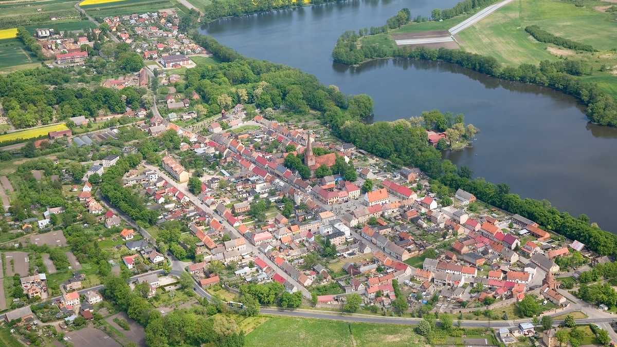 Sielski widok - ryglowe domki, kamienne wieże, a wokół zieleń i woda. W lecie Trzcińsko-Zdrój to doskonała baza wypadowa w Pojezierze Myśliborskie, uroczą krainę polodowcowych jezior. Ale za średniowiecznymi murami miasta kryje się słodko-gorzka historia. Poznajcie atrakcje i burzliwe dzieje upadłego uzdrowiska, które ponad 100 lat temu zawojowało całe Niemcy.