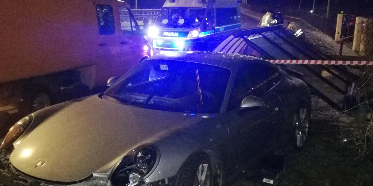 Porsche staranowało przystanek w Gdańsku. Kierowca w rękach policji