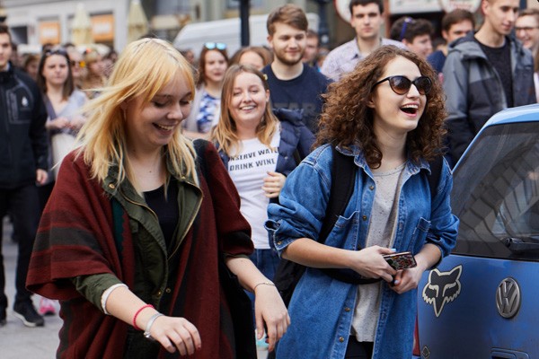 Studenci i rektorzy w pochodzie na łódzkiej "Pietrynie"