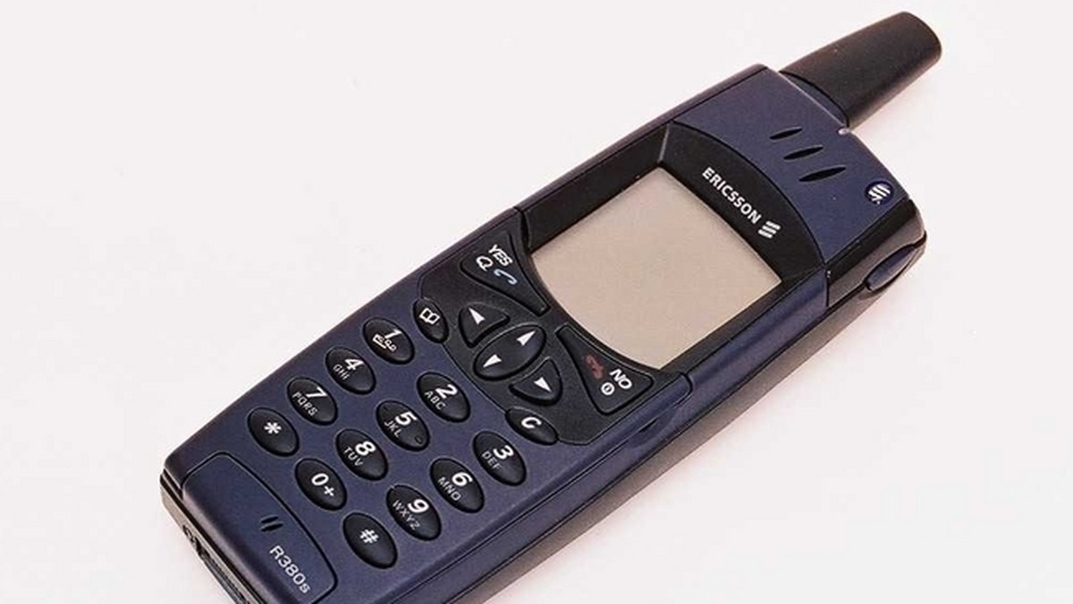 Jako fanatyk Nokii dość sceptycznie podszedłem do tego telefonu, a raczej Communicatora. W związku z tym telefon Ericssona będę porównywał z Nokią serii 9110...