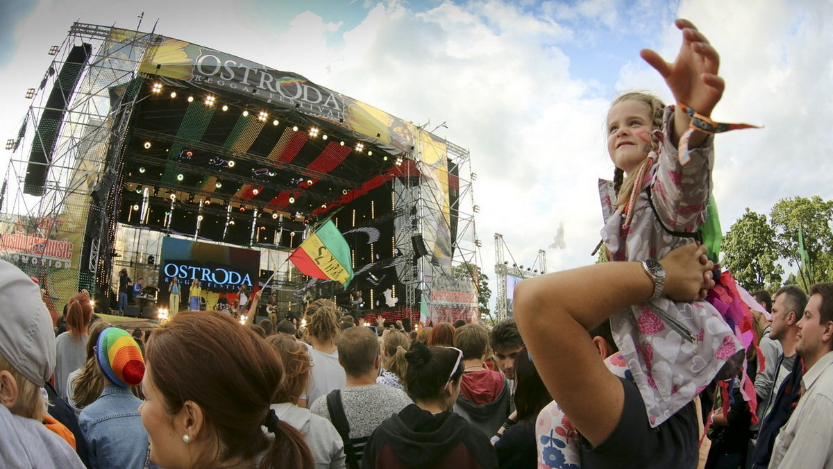 Polskie święto muzyki reggae obchodzi w tym roku swoje 15-lecie. Od czasu początków na ostródzkim Zamku do dziś festiwal przeszedł długą drogę, rozwinął skrzydła i stał się imprezą kluczową w kraju i znaczącą w Europie. Czwartek 6 sierpnia to  koncert w amfiteatrze, by następnie na trzy dni przenieść się na ostródzkie „Czerwone Koszary”. Poczytajcie o festiwalowych piosenkach, dodatkowych scenach, warsztatach, działaniach z dziećmi czy internetowej transmisji.